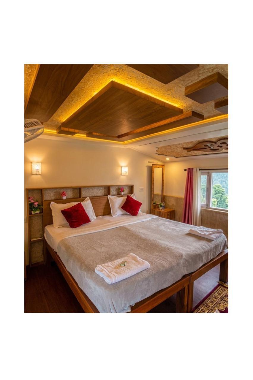4 bedroom houseboat interior or facilities